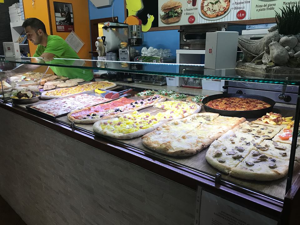 bancone pizza della pizzeria rosticceria Mc Cherry Tortoreto lido in Abruzzo