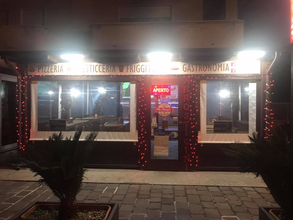 ingresso della pizzeria rosticceria Mc Cherry Tortoreto lido in Abruzzo