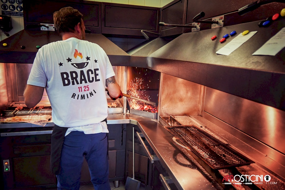 staff che cuoce gli Arrosticini abruzzesi di Brace 11 25 a Rimini