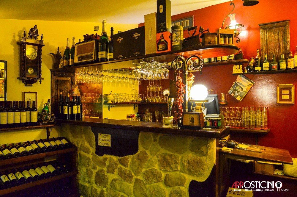 Bancone e Bar nell'Unico Posto ristorante di arrosticini classici e  fegato l'Aquila Abruzzo