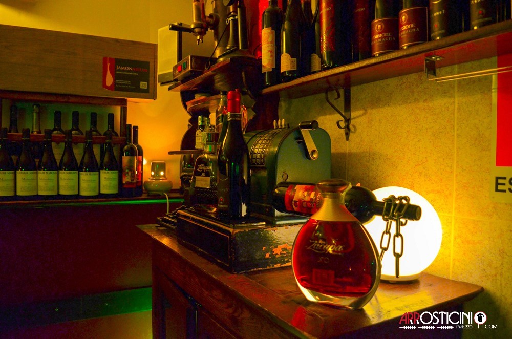 bottiglie di vino e Zacaba nell'Unico Posto ristorante di arrosticini classici e  fegato l'Aquila Abruzzo