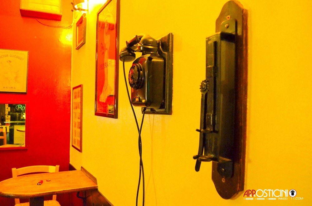 telefoni antichi a parete nell'Unico Posto ristorante di arrosticini classici e  fegato l'Aquila Abruzzo